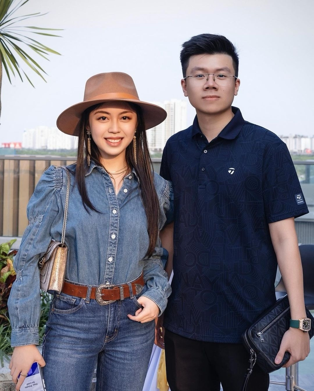 Mới đây thông tin thiếu gia Phan Hoàng em trai Phan Thành kết hôn đã nhận về chú ý lớn bởi cô dâu chú rể đều là con nhà gia thế   Theo đó nhà trai là con trai đại gia Phan Quang Chất  người sở hữu chuỗi bất động sản trung tâm thương mại nức tiếng tại Sài Gòn thì nhà gái là ái nữ tập đoàn nổi tiếng Cả hai cùng là du học sinh Mỹ và hiện đang sinh sống tại TP HCM