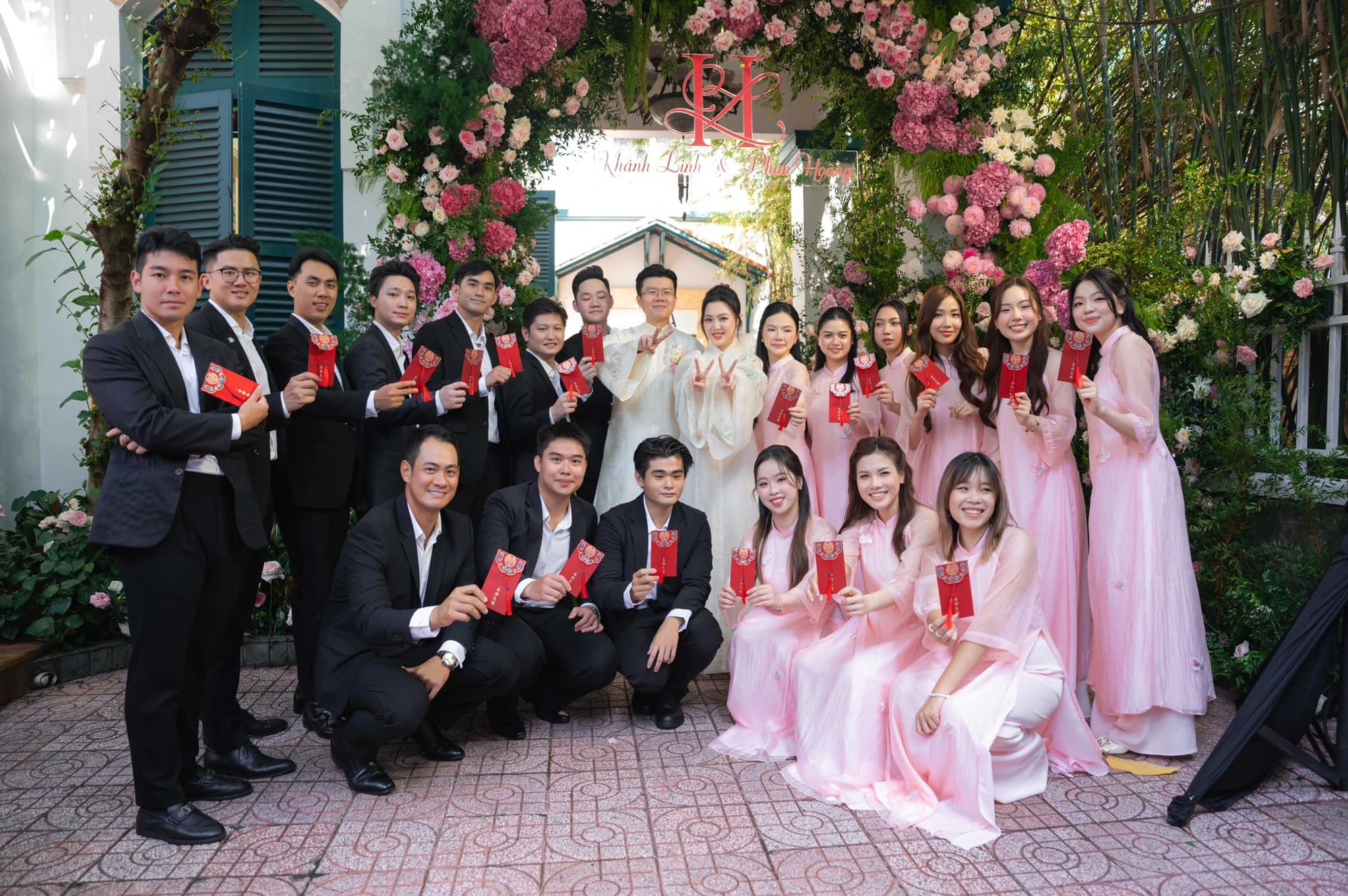 Mới đây thông tin thiếu gia Phan Hoàng em trai Phan Thành kết hôn đã nhận về chú ý lớn bởi cô dâu chú rể đều là con nhà gia thế   Theo đó nhà trai là con trai đại gia Phan Quang Chất  người sở hữu chuỗi bất động sản trung tâm thương mại nức tiếng tại Sài Gòn thì nhà gái là ái nữ tập đoàn nổi tiếng Cả hai cùng là du học sinh Mỹ và hiện đang sinh sống tại TP HCM