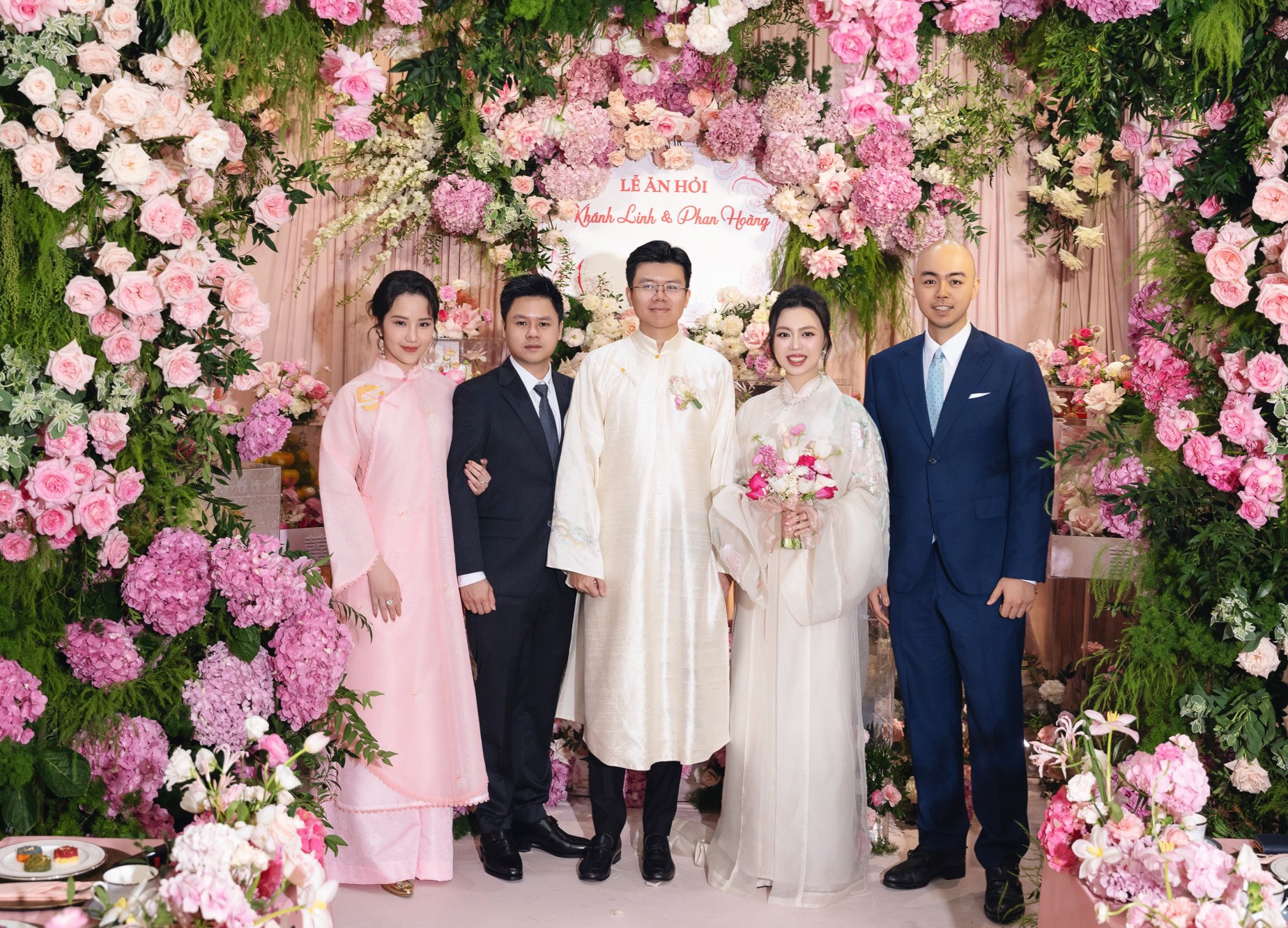 Mới đây thông tin thiếu gia Phan Hoàng em trai Phan Thành kết hôn đã nhận về chú ý lớn bởi cô dâu chú rể đều là con nhà gia thế   Theo đó nhà trai là con trai đại gia Phan Quang Chất  người sở hữu chuỗi bất động sản trung tâm thương mại nức tiếng tại Sài Gòn thì nhà gái là ái nữ tập đoàn nổi tiếng Cả hai cùng là du học sinh Mỹ và hiện đang sinh sống tại TP HCM