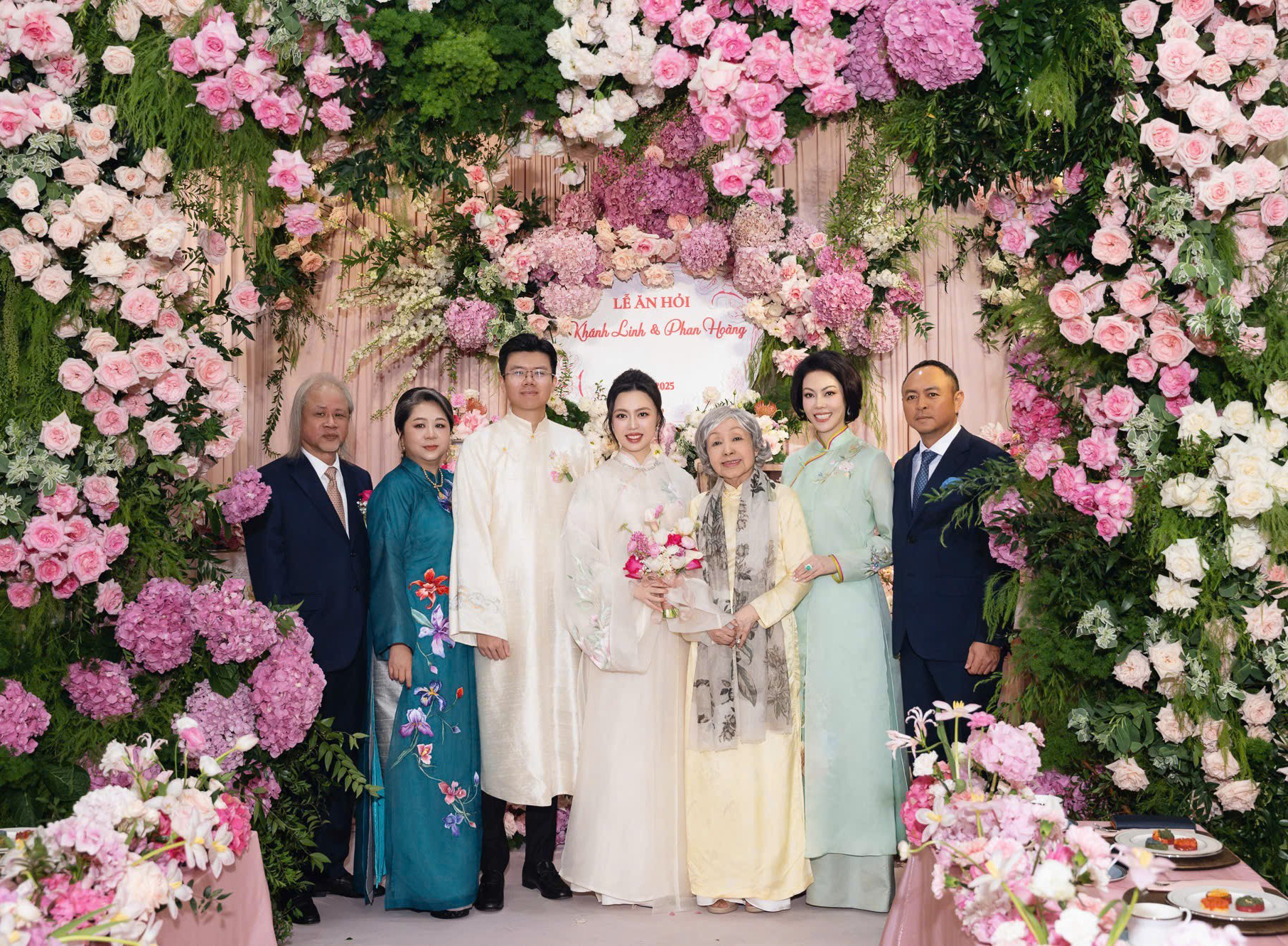 Mới đây thông tin thiếu gia Phan Hoàng em trai Phan Thành kết hôn đã nhận về chú ý lớn bởi cô dâu chú rể đều là con nhà gia thế   Theo đó nhà trai là con trai đại gia Phan Quang Chất  người sở hữu chuỗi bất động sản trung tâm thương mại nức tiếng tại Sài Gòn thì nhà gái là ái nữ tập đoàn nổi tiếng Cả hai cùng là du học sinh Mỹ và hiện đang sinh sống tại TP HCM