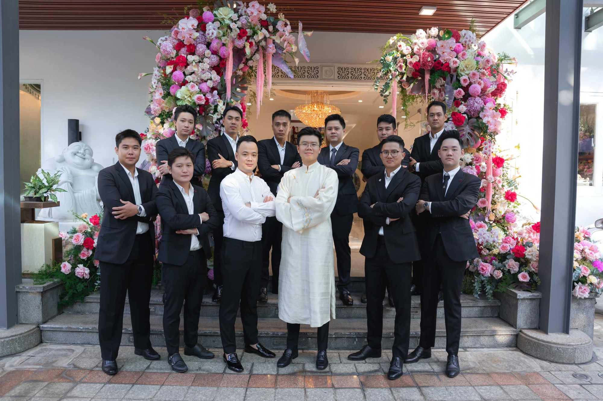 Mới đây thông tin thiếu gia Phan Hoàng em trai Phan Thành kết hôn đã nhận về chú ý lớn bởi cô dâu chú rể đều là con nhà gia thế   Theo đó nhà trai là con trai đại gia Phan Quang Chất  người sở hữu chuỗi bất động sản trung tâm thương mại nức tiếng tại Sài Gòn thì nhà gái là ái nữ tập đoàn nổi tiếng Cả hai cùng là du học sinh Mỹ và hiện đang sinh sống tại TP HCM