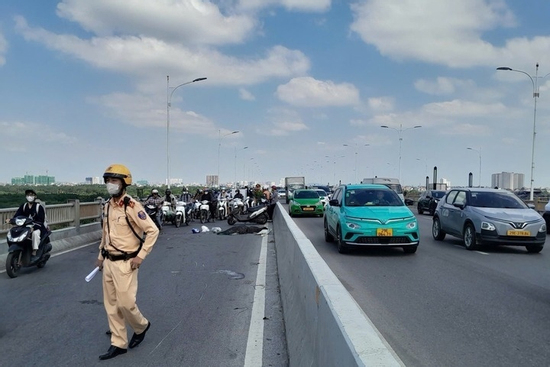 Bác tin tài xế nhảy cầu Vĩnh Tuy sau khi gây tai nạn chết người