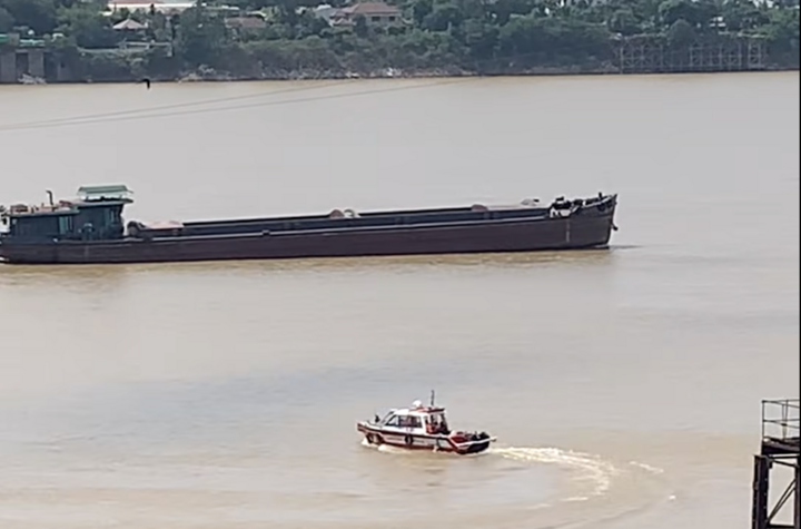 Cảnh sát Phòng cháy chữa cháy và Cứu nạn cứu hộ trên sông tìm kiếm người đi xe máy nghi mất tích sau vụ tai nạn.