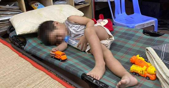 Bé trai 4 tuổi bị bỏ lại trên taxi, giấy tờ trong hành lý hé lộ thông tin bất ngờ