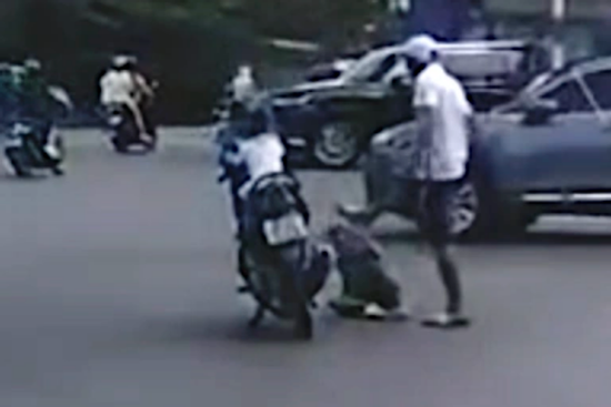 Bé trai bị đánh giữa đường ở Hà Nội