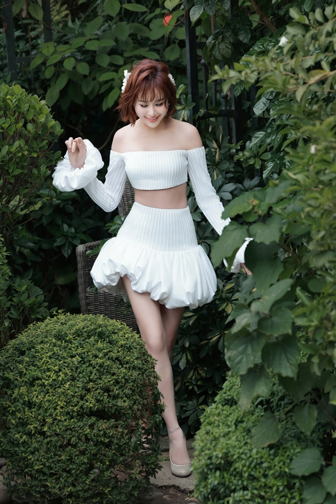 Sella Trương đẹp tựa nàng thơ trong loạt váy cưới của NTK Lê Thanh Hòa