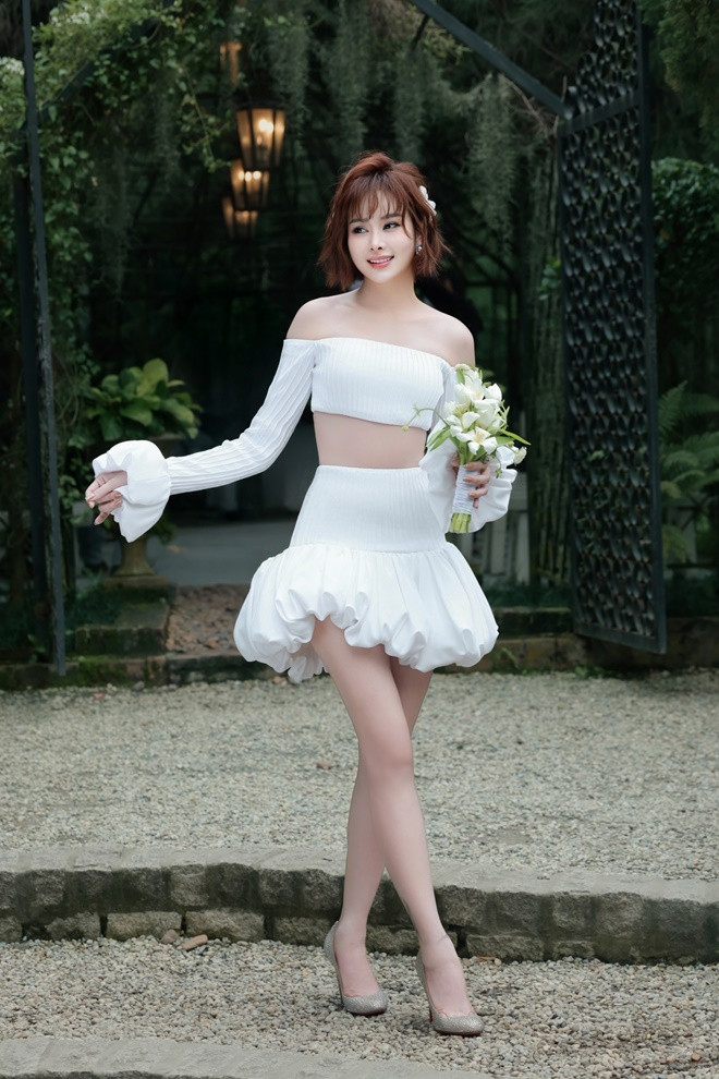 Sella Trương đẹp tựa nàng thơ trong loạt váy cưới của NTK Lê Thanh Hòa