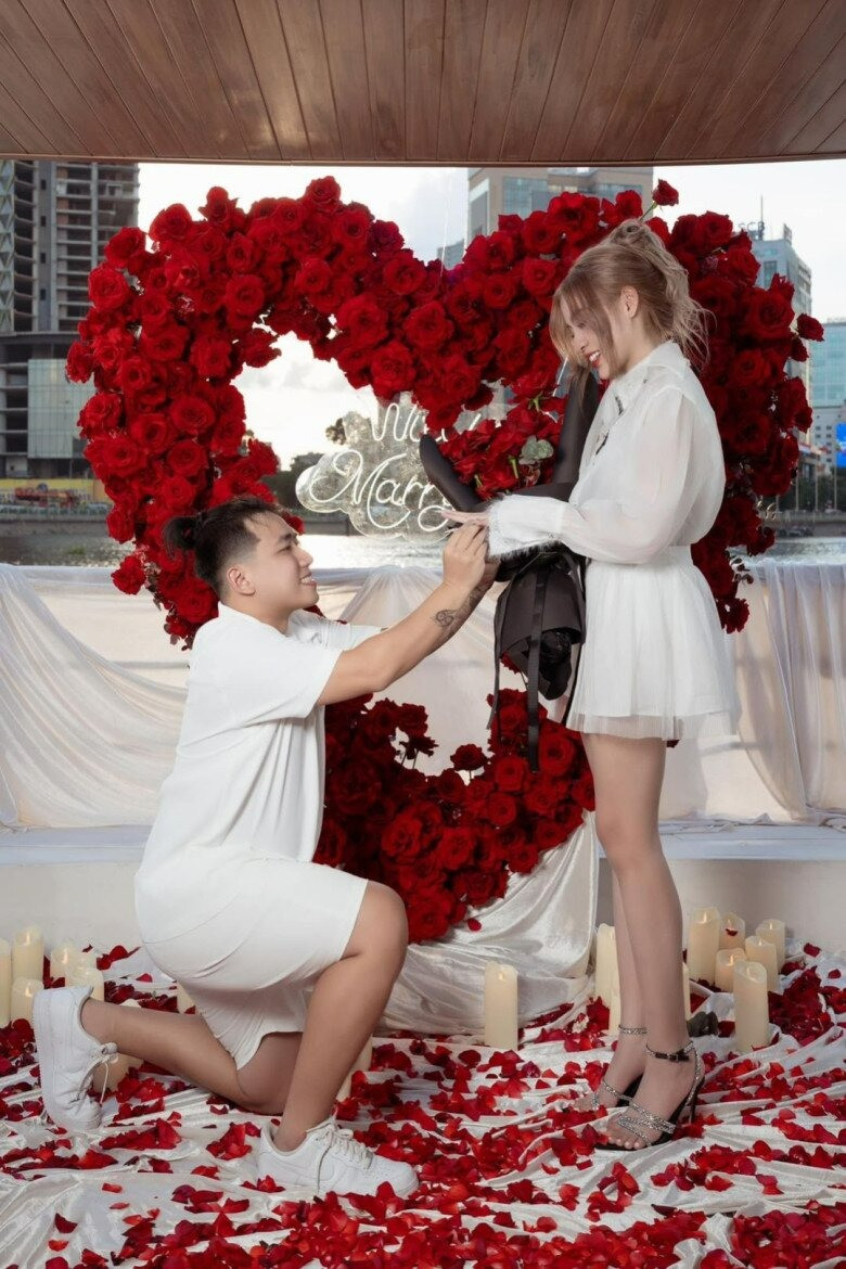 Hot girl Trứng rán cần mỡ sinh con đầu lòng mặt mộc ra sao sau nhiều lần lộ ảnh kém sắc