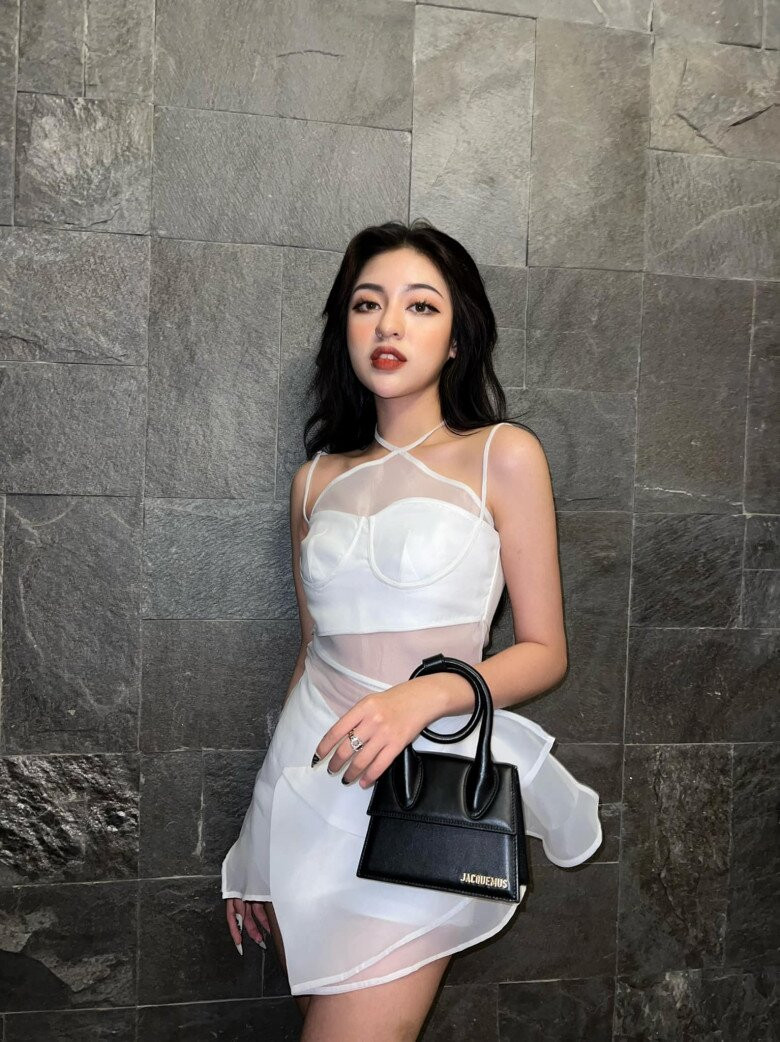 Hot girl Trứng rán cần mỡ sinh con đầu lòng mặt mộc ra sao sau nhiều lần lộ ảnh kém sắc