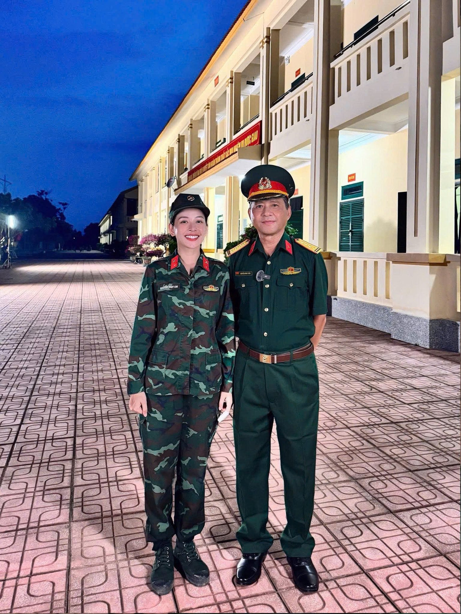 Loạt ảnh lần công bố của Chi Pu bên bố mang hàm Đại tá gây sốt