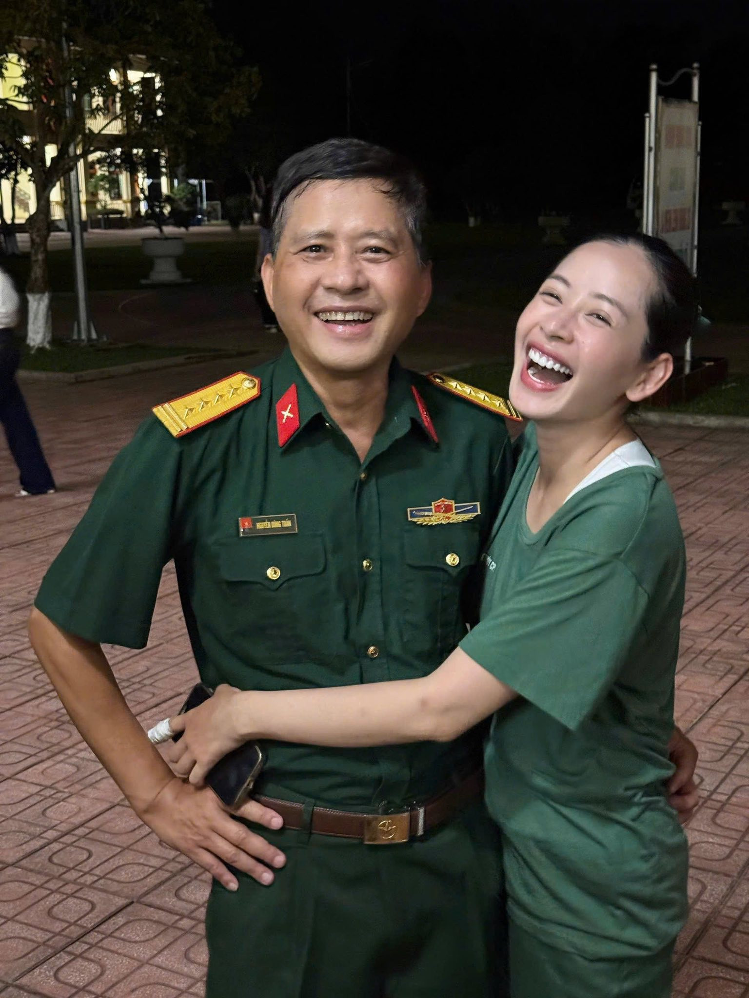 Loạt ảnh lần công bố của Chi Pu bên bố mang hàm Đại tá gây sốt