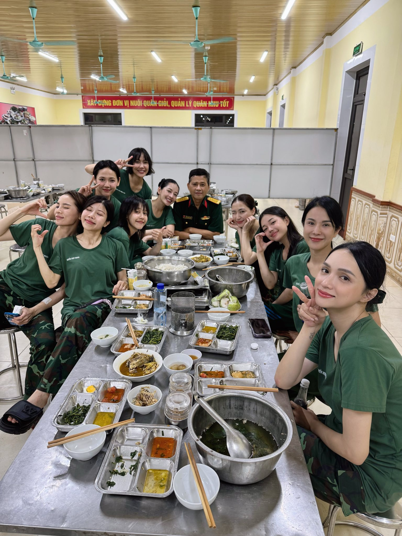 Loạt ảnh lần công bố của Chi Pu bên bố mang hàm Đại tá gây sốt