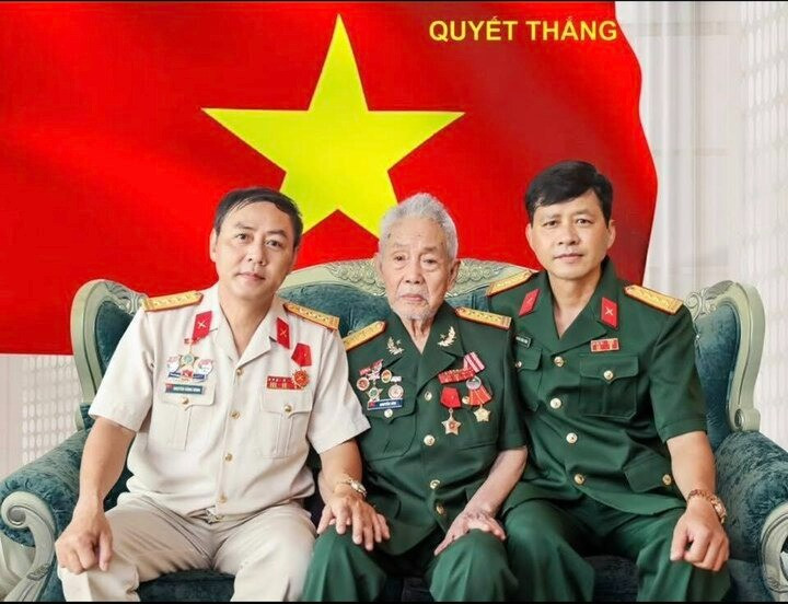 Loạt ảnh lần công bố của Chi Pu bên bố mang hàm Đại tá gây sốt