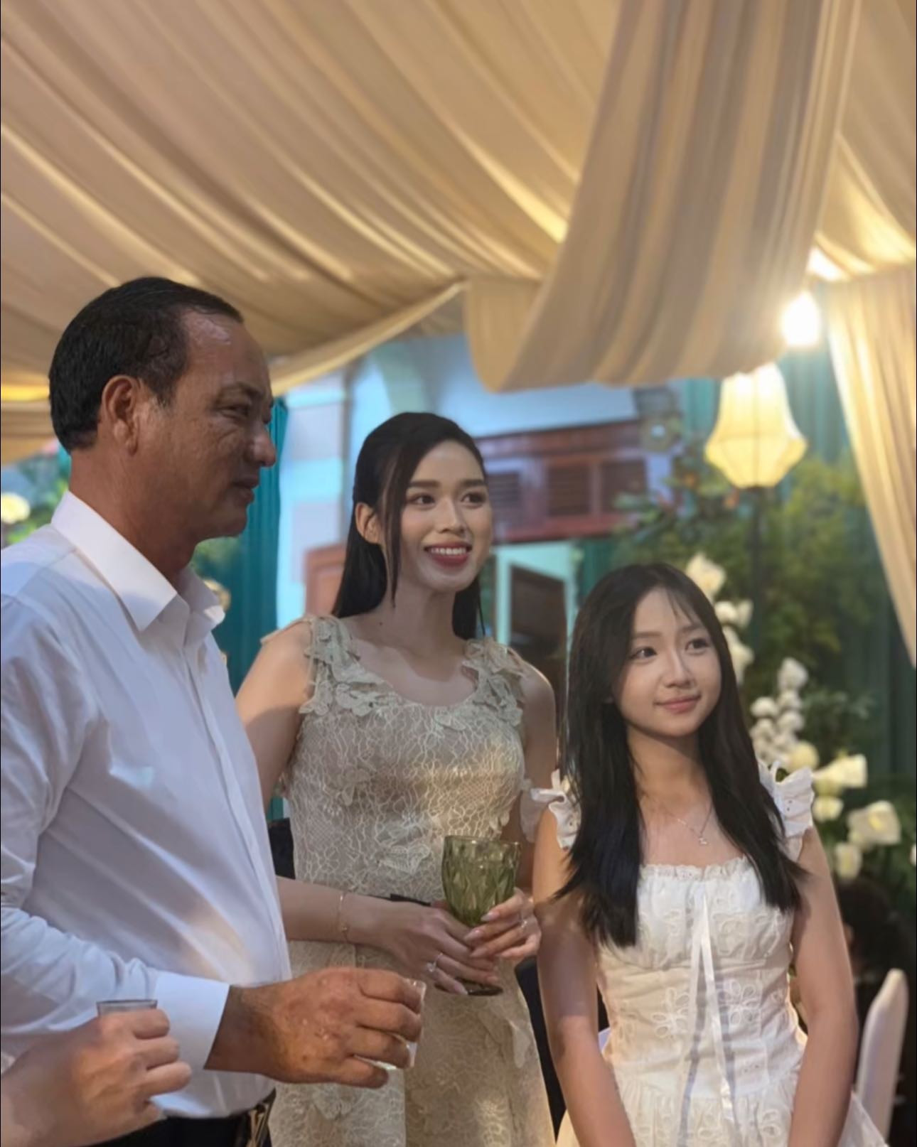 Nhan sắc đẹp bất chấp cam thường của hoa hậu Đỗ Thị Hà trong đám hỏi