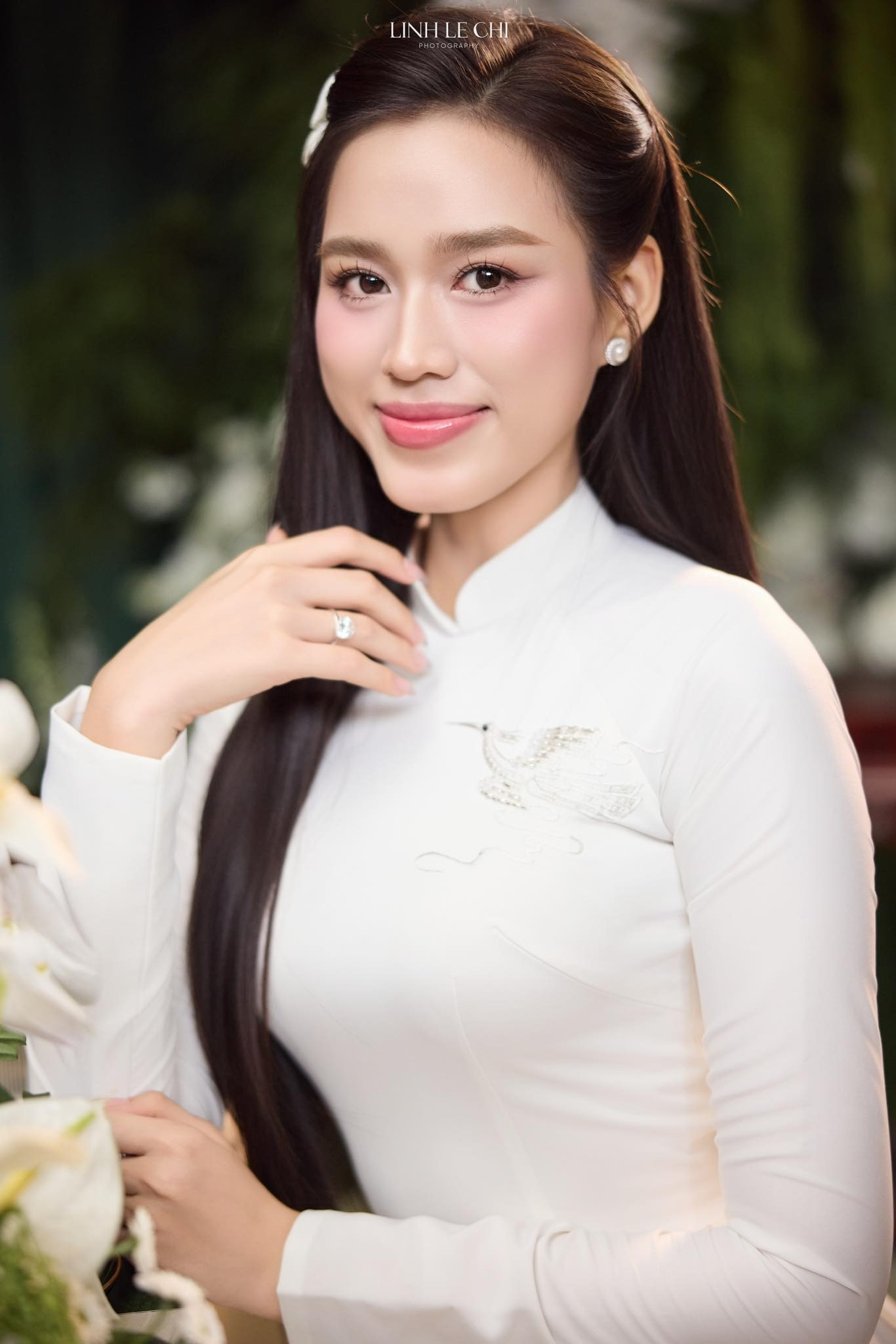 Nhan sắc đẹp bất chấp cam thường của hoa hậu Đỗ Thị Hà trong đám hỏi