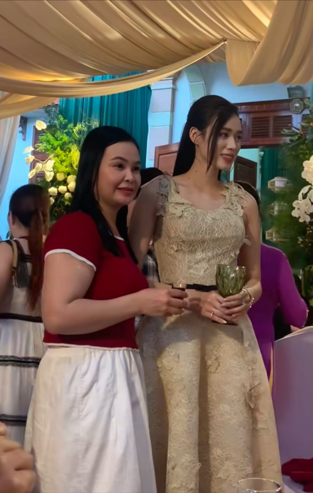 Nhan sắc đẹp bất chấp cam thường của hoa hậu Đỗ Thị Hà trong đám hỏi