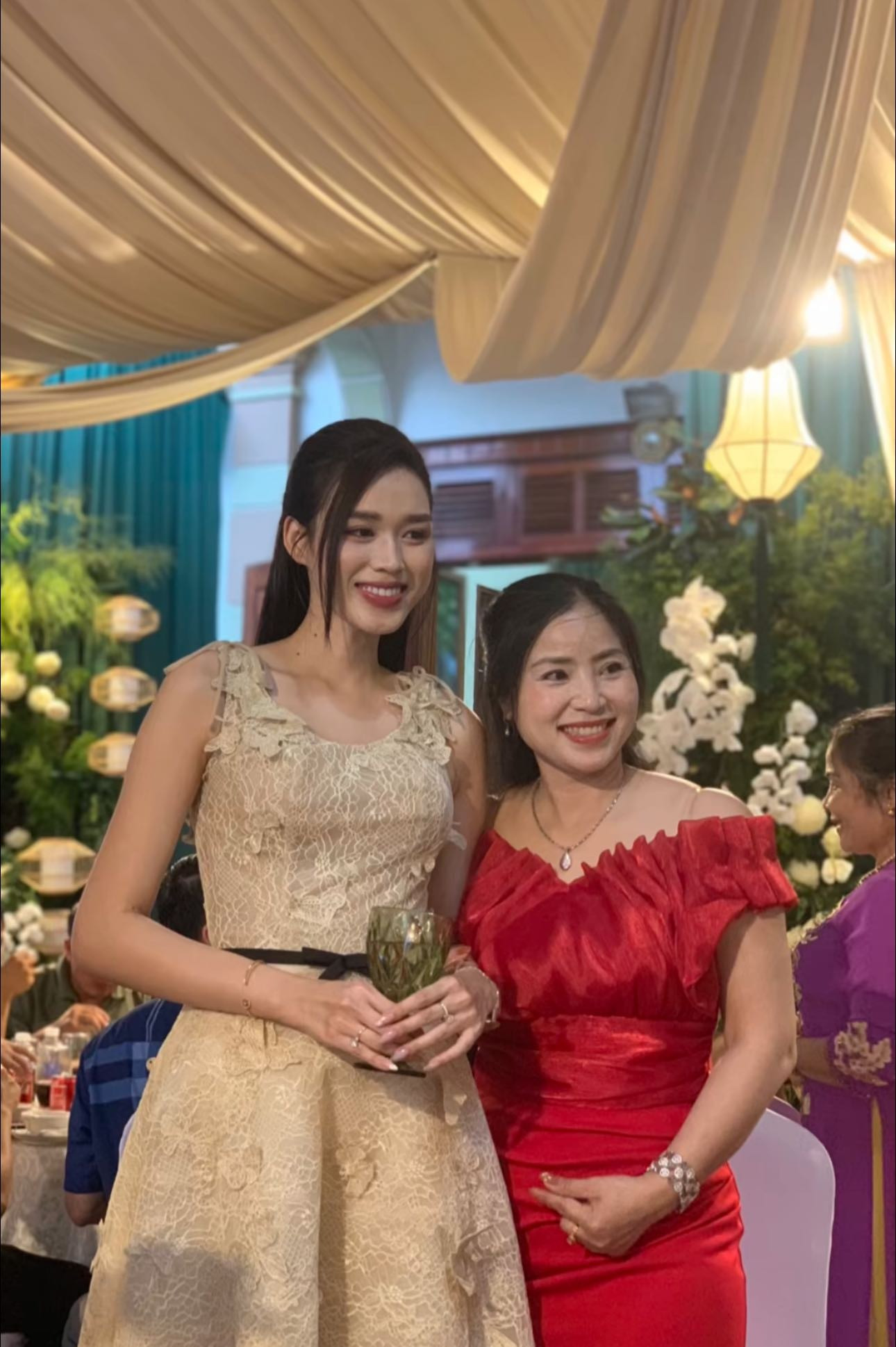 Nhan sắc đẹp bất chấp cam thường của hoa hậu Đỗ Thị Hà trong đám hỏi