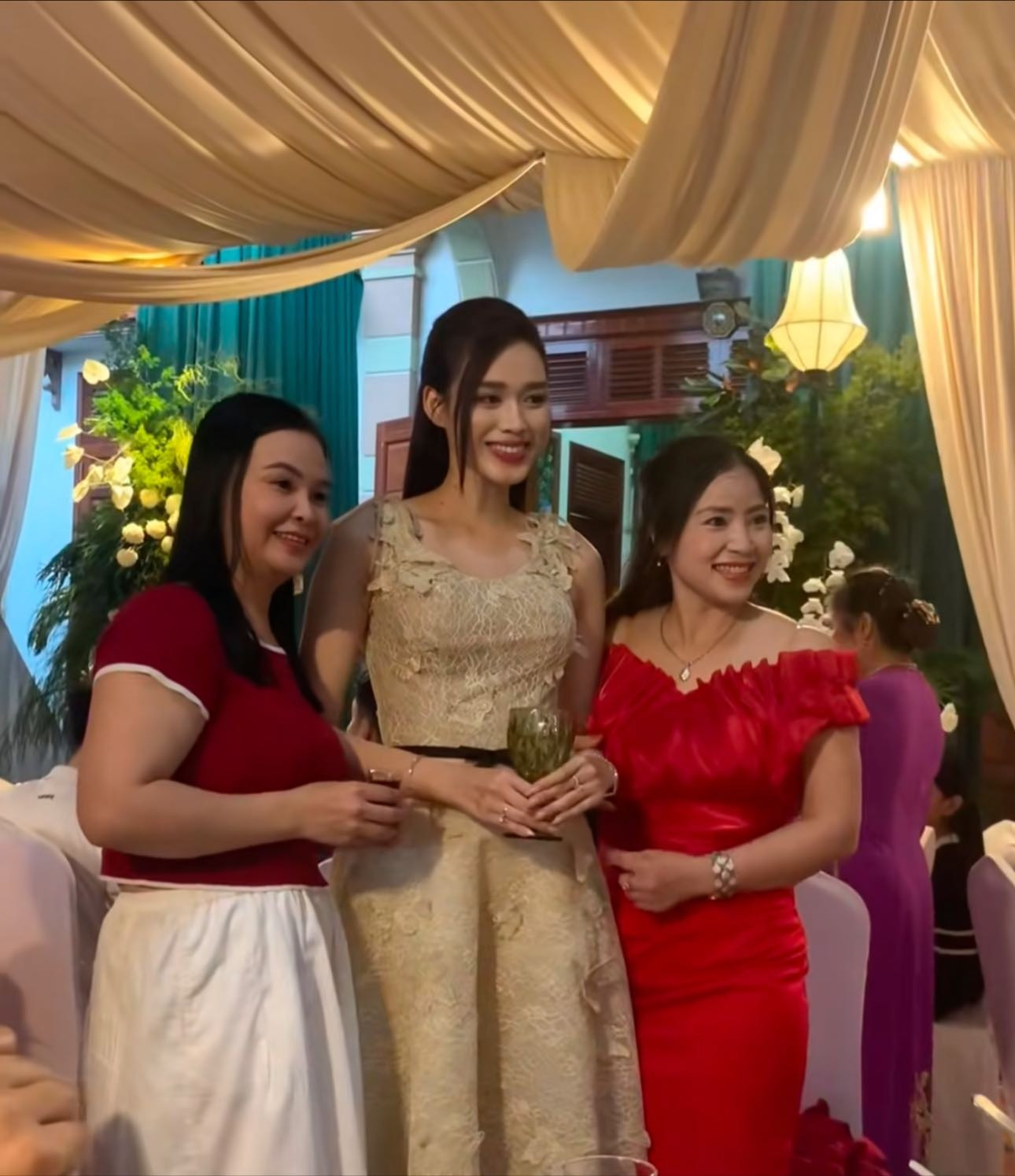 Nhan sắc đẹp bất chấp cam thường của hoa hậu Đỗ Thị Hà trong đám hỏi