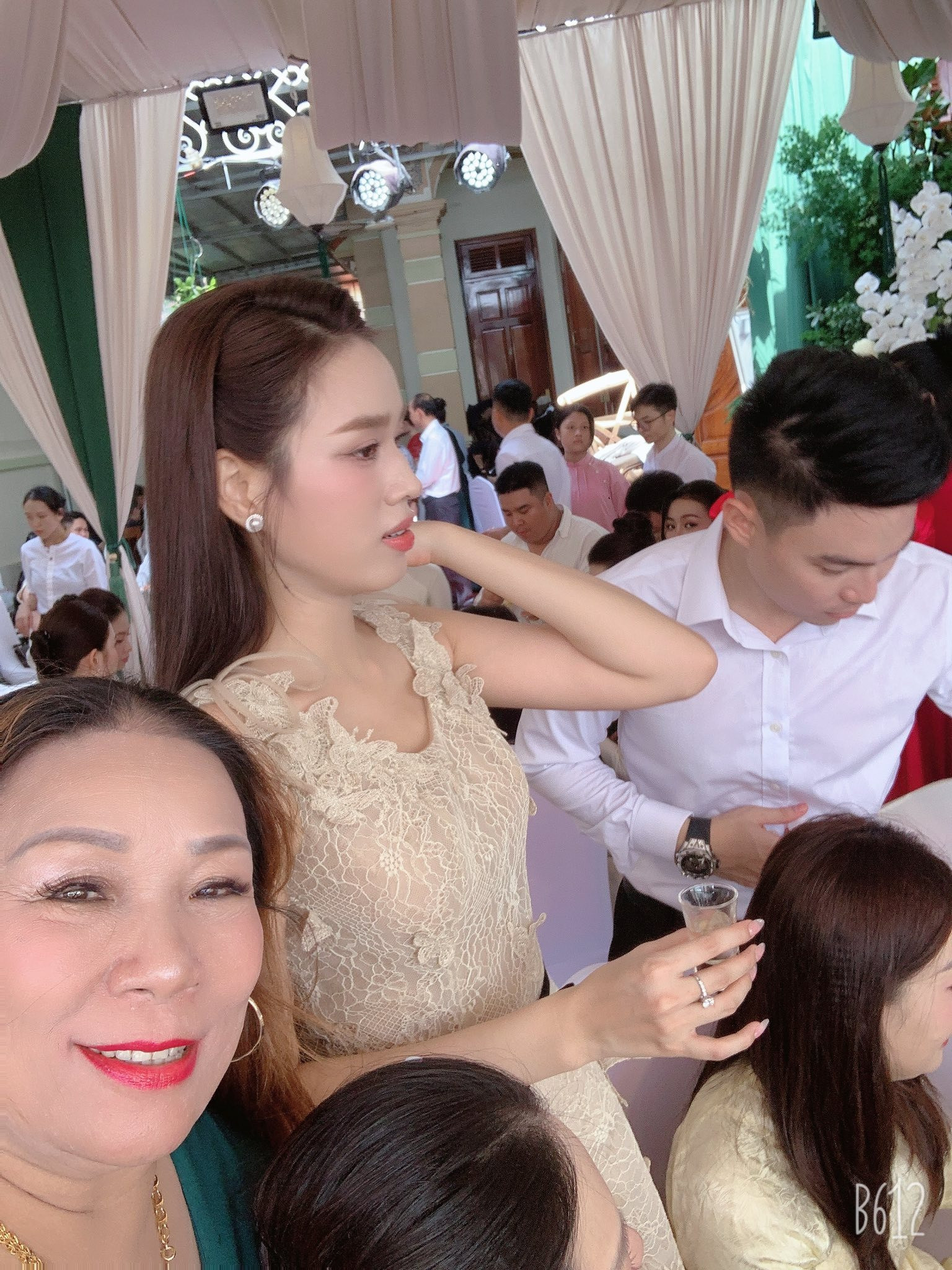 Nhan sắc đẹp bất chấp cam thường của hoa hậu Đỗ Thị Hà trong đám hỏi