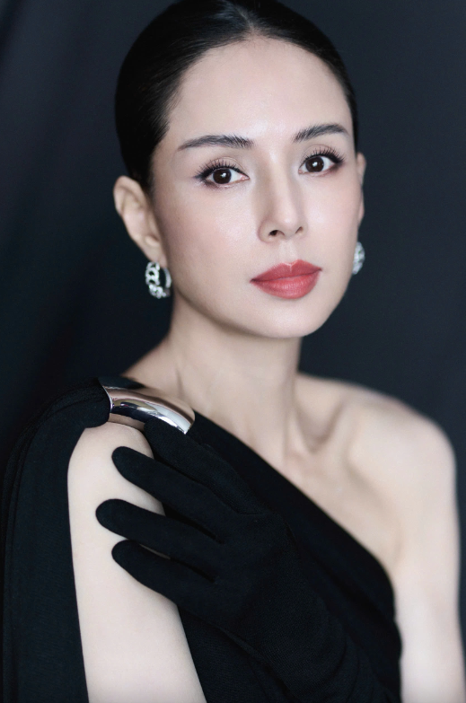 Nhan sắc gây kinh ngạc của 'Tiểu Long Nữ' Lý Nhược Đồng khi sắp chạm tuổi 60 - Ảnh 1