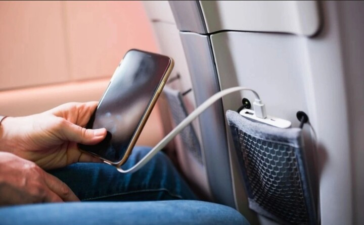 Nhiều hãng hàng không cấm hành khách sử dụng sạc pin dự phòng trên máy bay. (Ảnh: VOV)