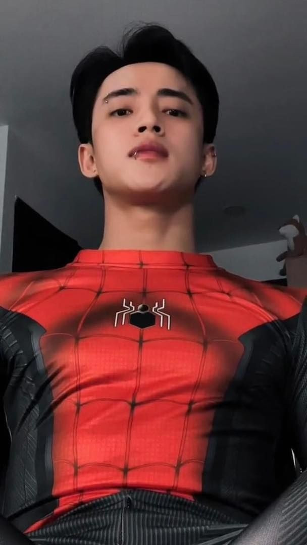 Á hậu 1 Miss Universe Vietnam công khai khóa môi bạn trai TikToker thấp hơn 10cm