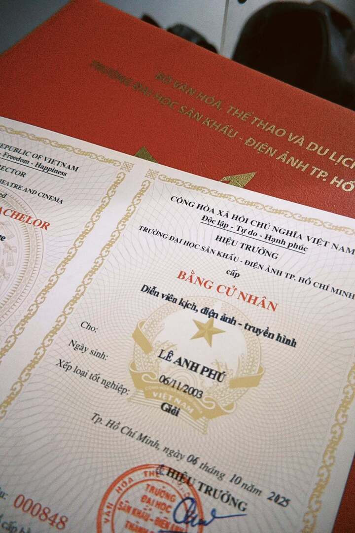 Á khoa khiến cả hội trường đứng hình vì màn 'ngã rồi thả tim' ở lễ tốt nghiệp - 2