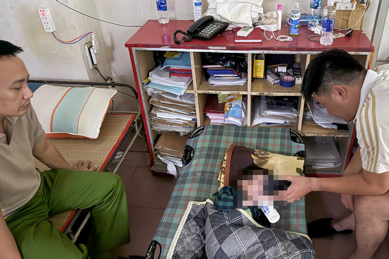 Bé trai 4 tuổi được một phụ nữ đặt taxi đến khách sạn rồi ngắt kết nối điện thoại