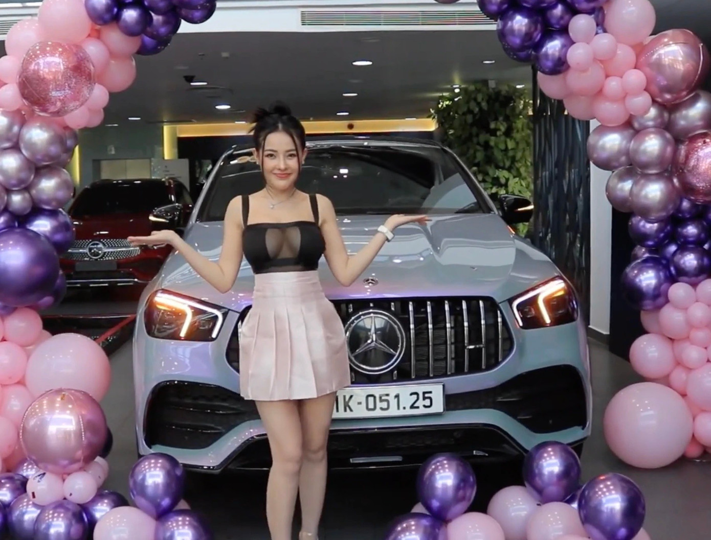 Đặt trong bối cảnh ở Việt Nam với những cái tên thị phi như Hoàng Hường, Ngân 98… hình ảnh giàu có, quyền lực của một số KOL tạo hiệu ứng mạnh, thu hút lượng theo dõi khổng lồ, từ đó mở ra các hợp đồng quảng cáo, bán hàng.