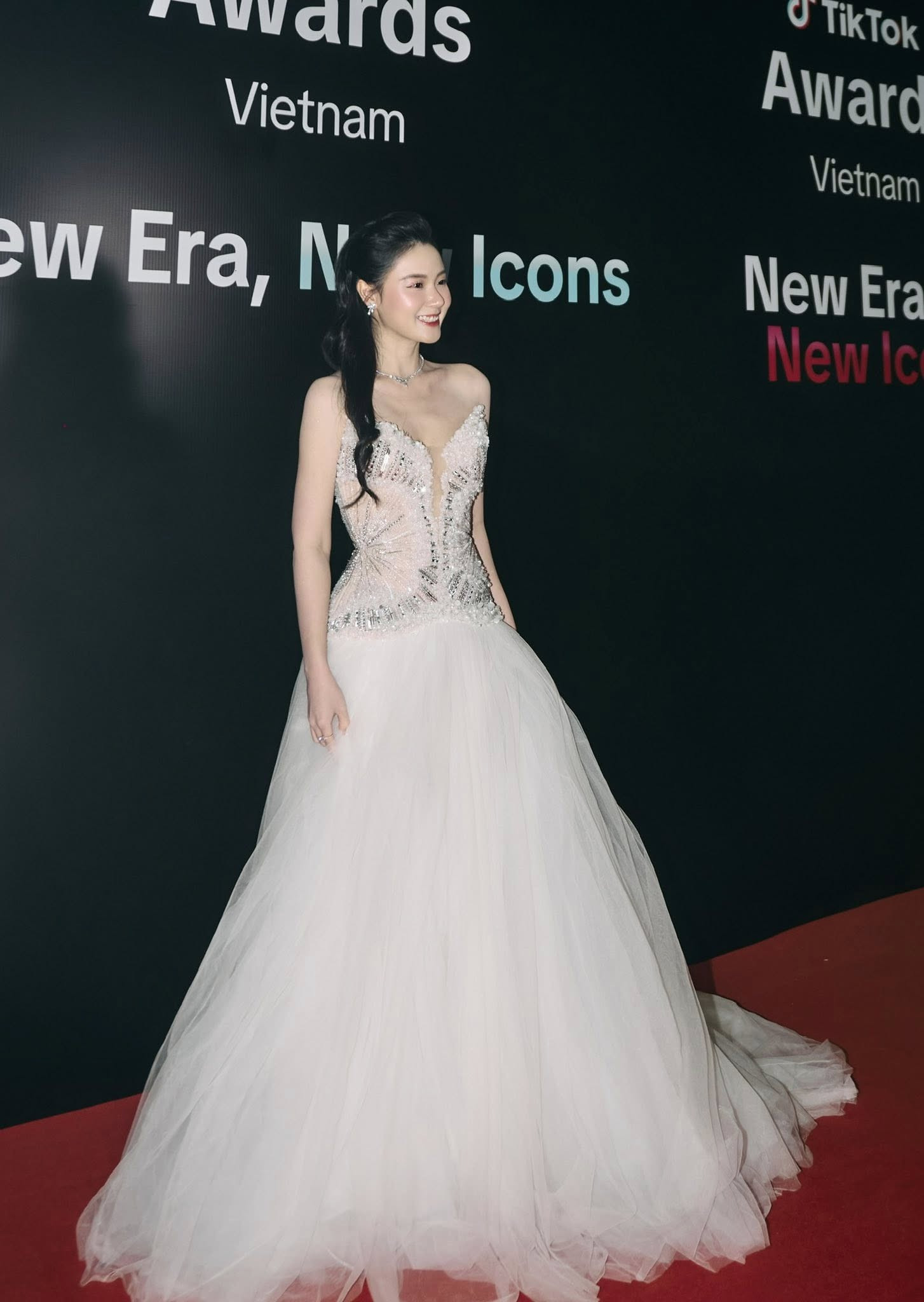 Dâu hào môn Midu  Đỗ Thị Hà đụng hàng khoảng cách chiều cao 17cm có thành vấn đề