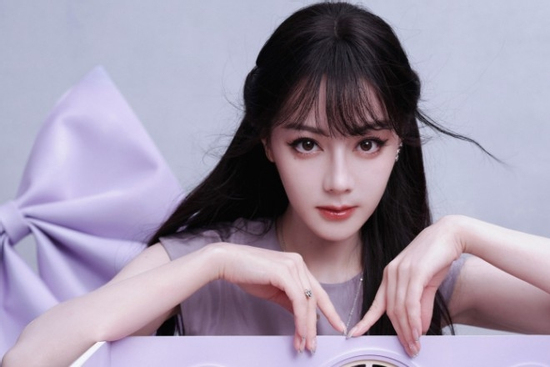 Địch Lệ Nhiệt Ba vừa trở lại đã lao đao