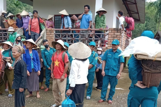 Núi nứt toác nguy hiểm trước bão số 12, sơ tán khẩn cấp 216 người