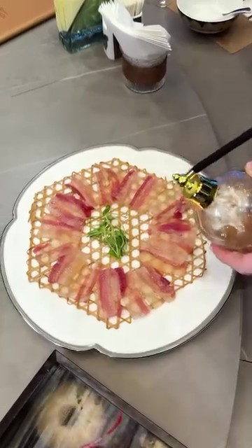 Bữa ăn 100 triệu của ái nữ tài phiệt Hà Siêu Liên- Ảnh 3.