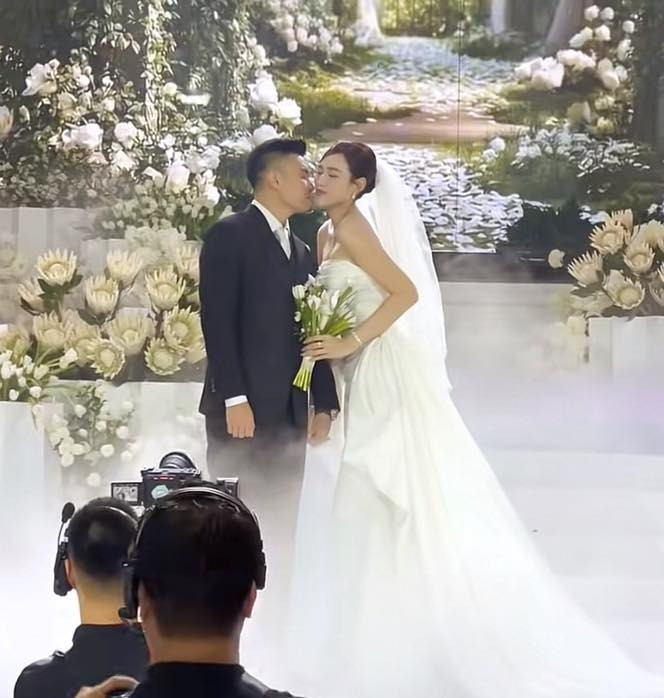 Cô dâu Đỗ Thị Hà rạng rỡ trong đám cưới bên ông xã doanh nhân Viết Vương