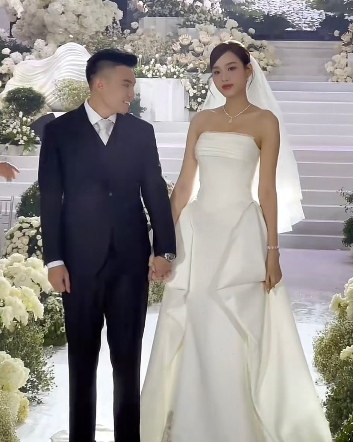 Cô dâu Đỗ Thị Hà rạng rỡ trong đám cưới bên ông xã doanh nhân Viết Vương