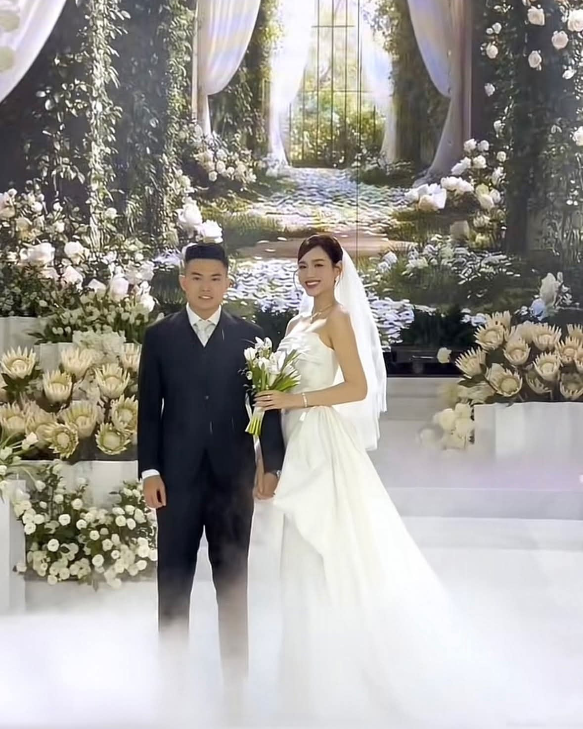 Cô dâu Đỗ Thị Hà rạng rỡ trong đám cưới bên ông xã doanh nhân Viết Vương