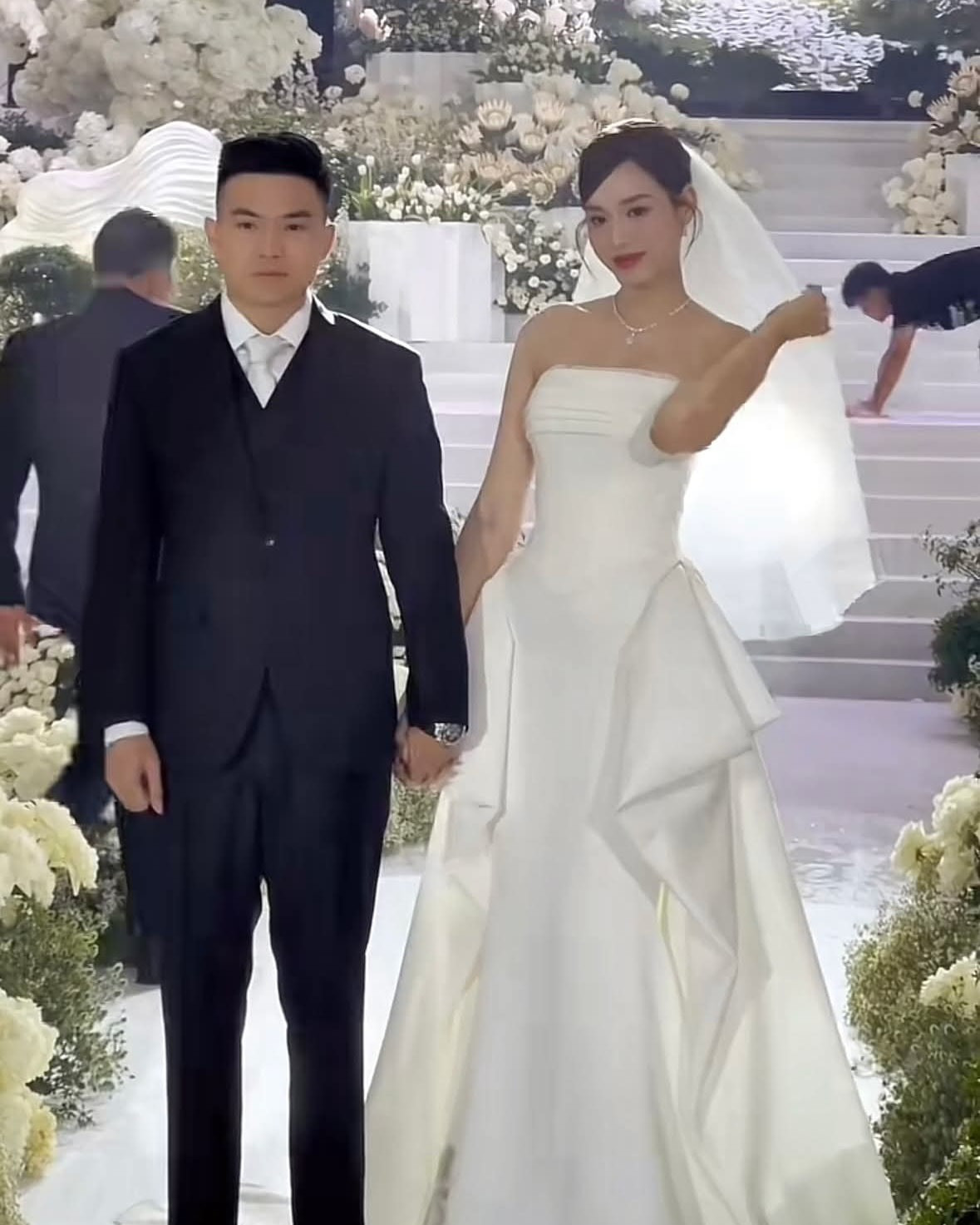 Cô dâu Đỗ Thị Hà rạng rỡ trong đám cưới bên ông xã doanh nhân Viết Vương