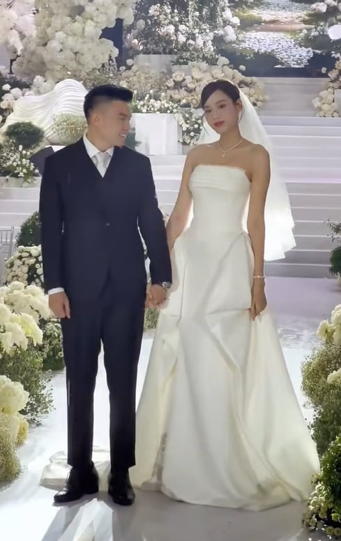 Chồng Đỗ Thị Hà bị soi đi giày độn tránh lệch pha với vợ 1m77 trong đám cưới