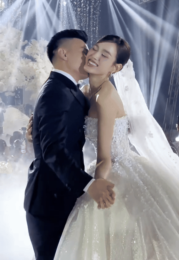 Chồng Đỗ Thị Hà bị soi đi giày độn tránh lệch pha với vợ 1m77 trong đám cưới