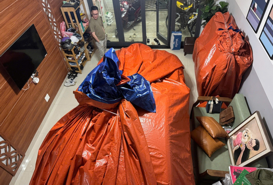 Chủ xe BMW ở Đà Nẵng học cách của người Thái Nguyên, bọc kín ô tô trước bão