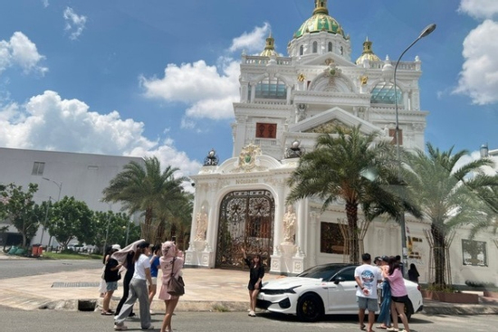 Công an nói gì về việc nhiều người tụ tập trước dinh thự của Ngân Collagen