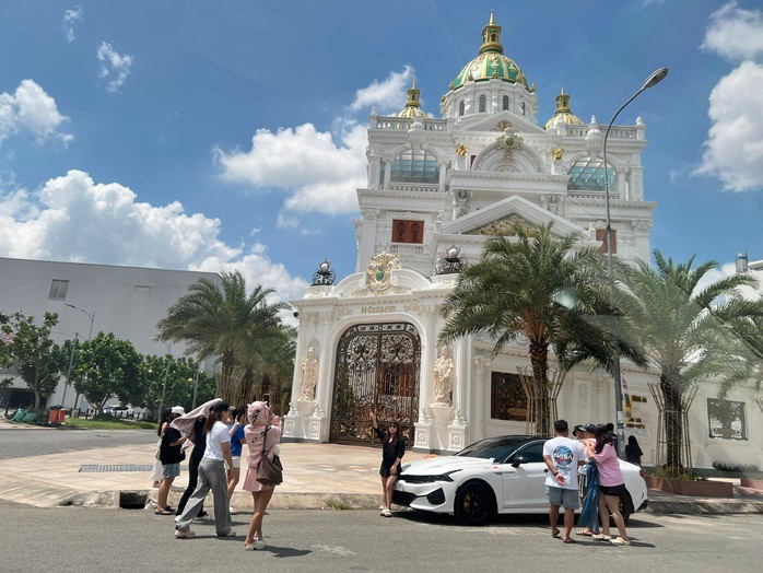 Nhóm người tụ tập trước nhà Ngân Collage chụp ảnh và livestream