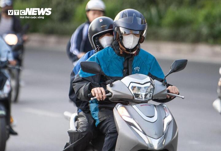 Hà Nội đón đợt không khí lạnh đầu tiên trong năm, nhiều người khoác thêm áo ấm ra đường trong cái rét đầu màu. (Ảnh: Minh Đức)