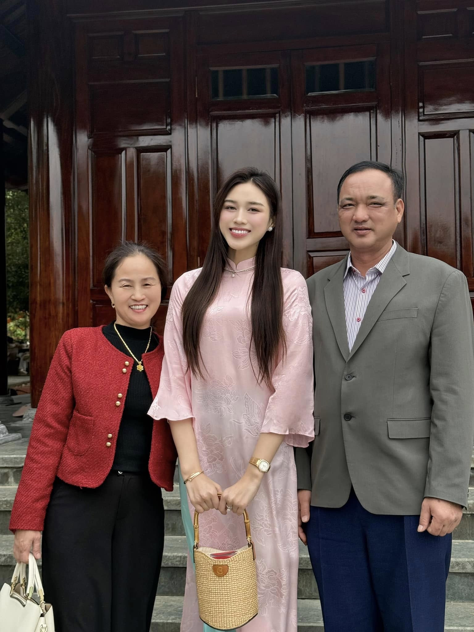 Diện mạo bố đẻ Hoa hậu Đỗ Thị Hà gây chú ý trong lễ rước dâu tại Thanh Hóa - Ảnh 6.