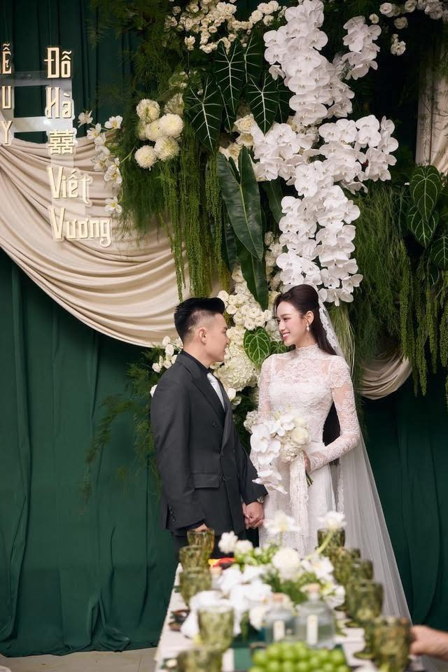 Đỗ Thị Hà xúc động trong lễ cưới chồng đại gia