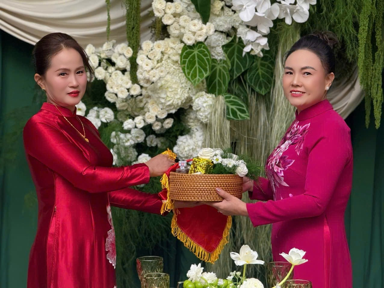 Đỗ Thị Hà xúc động trong lễ cưới chồng đại gia