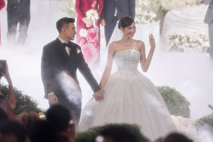 Lộ menu chuẩn đẳng cấp 5 sao của Hoa hậu Đỗ Hà và chồng đại gia