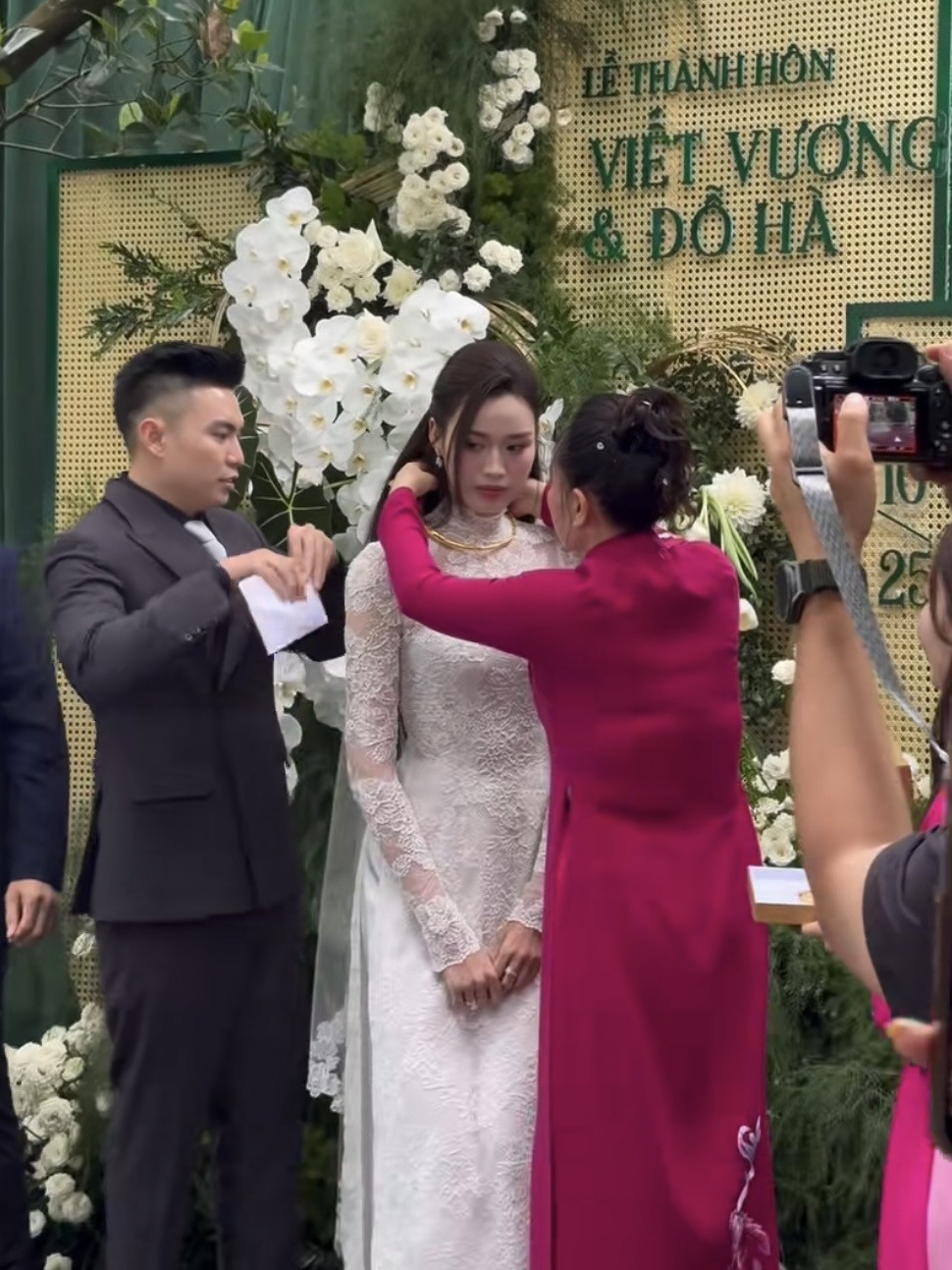 Mẹ chồng ra tận cửa đón nàng dâu Đỗ Hà cô dâu  chú rể được tặng nhiều vàng cưới