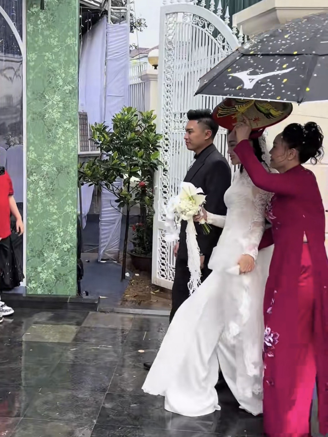 Mẹ chồng ra tận cửa đón nàng dâu Đỗ Hà cô dâu chú rể được tặng nhiều vàng cưới