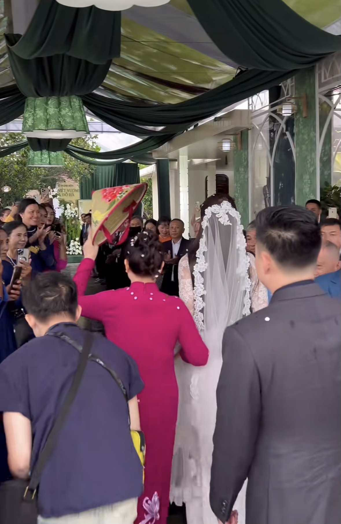 Mẹ chồng ra tận cửa đón nàng dâu Đỗ Hà cô dâu  chú rể được tặng nhiều vàng cưới